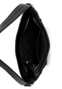 Černá kožená kabelka s texturovaným povrchem, kapsami na zip a zlatým kováním. Vnitřní část obsahuje několik kapes.