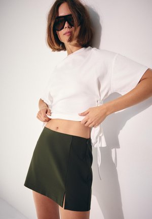 Stradivarius SKORT WITH SIDE SLIT 04799768 - Buksenederdel - khaki