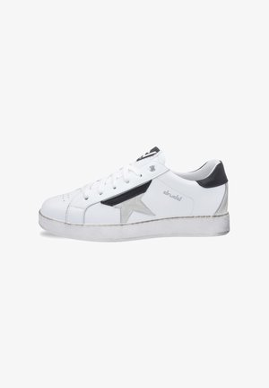 Sneakers blancs avec un design d'étoile noire et argentée, présentant une tige en cuir lisse, des lacets blancs et une semelle en caoutchouc texturé.