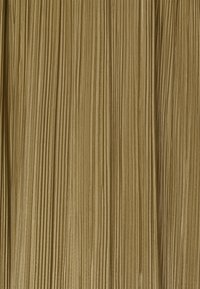 Gros plan d'un tissu beige avec de fines plis verticaux créant une texture et des plis sur tout le matériau.