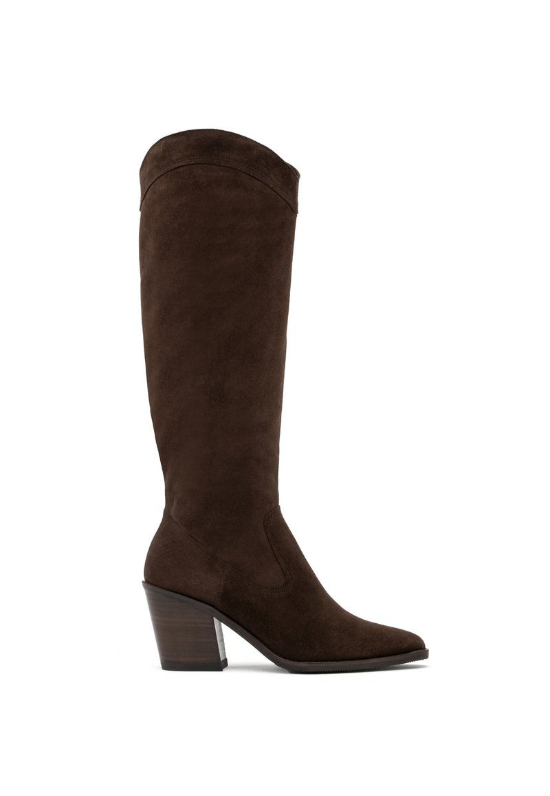Brązowe zamszowe botki do kolan z wydłużonym noskiem i masywnym drewnianym obcasem, charakteryzujące się gładką teksturą i minimalistycznym wzornictwem.