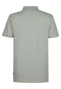 Světle šedá polo košile, krátké rukávy, texturovaná tkanina. Obsahuje klasický límec a diskrétní švy. Zobrazeno ze zadní strany.