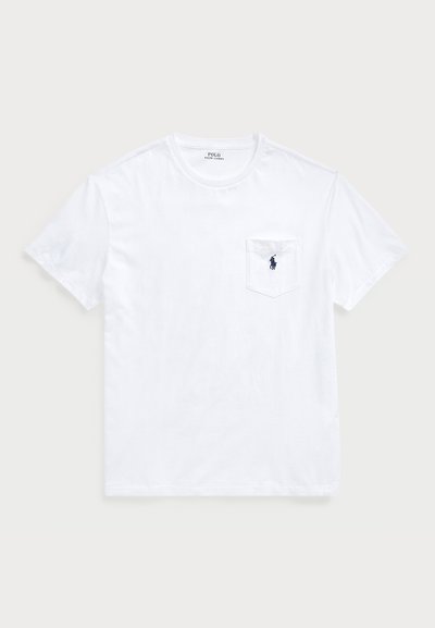 Tricou din bumbac alb, cu guler rotund, mâneci scurte și un buzunar pe piept, decorat cu un logo bleumarin. Design simplu, textură netedă.