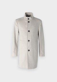 Abrigo gris claro con cuello alto, que presenta cinco botones negros, bolsillos laterales y un diseño recto en una tela suave.