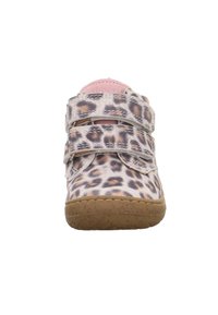 Schuh mit Leopardenmuster, zwei Klettverschlüssen, einem pinken Innenraum und einer flexiblen, strukturierten braunen Sohle. Hat eine abgerundete Spitze und weiches Material.