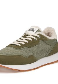 Baskets vert olive en suède et feutre, avec des lacets blancs et une doublure en peluche, une semelle en caoutchouc et un logo sur la languette.