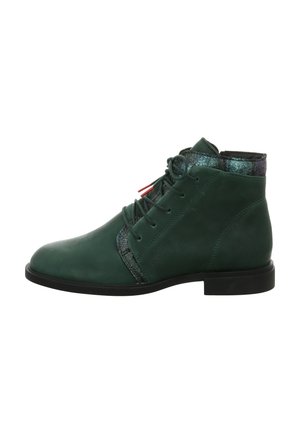 Grüne Leder-Stiefeletten mit einer strukturierten metallischen Akzentuierung am Kragen, runder Zehenform und flacher Gummisohle mit Schnürsenkeln.