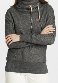 Mörkgrå sweatshirt med hög krage, texturerat tyg, dragsko med svart och vita ränder, samt en liten läderlogotyp.