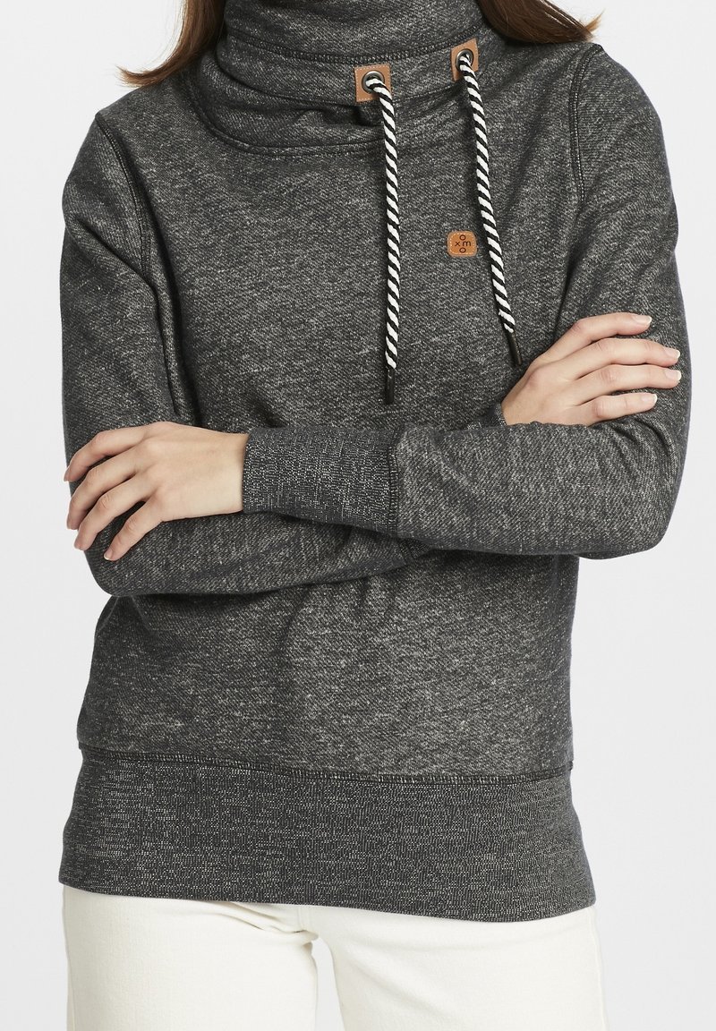 Mörkgrå sweatshirt med hög krage, texturerat tyg, dragsko med svart och vita ränder, samt en liten läderlogotyp.