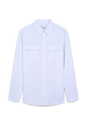 Camicia bianca a maniche lunghe con chiusura a bottoni, due tasche sul petto, colletto classico e una texture liscia. Sottile decorazione con bottoni.
