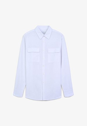 Camicia bianca a maniche lunghe con chiusura a bottoni, due tasche sul petto, colletto classico e una texture liscia. Sottile decorazione con bottoni.