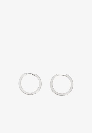 Para małych, polerowanych srebrnych kolczyków kołowych o gładkim, ciągłym, okrągłym kształcie na białym tle.