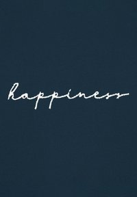 Mėlynas audinys, su žodžiu "laimė" balta spalva, išsiuvinėtu rankraštiniu stiliumi, turintis švelnų tekstūrą ir kasdienį išvaizdą.