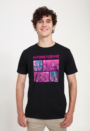 Camiseta negra de algodón con un diseño gráfico sobre un fondo rosa y dibujos animados que muestran varias escenas festivas.
