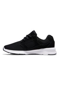 Chaussures de sport noires avec une tige en mesh, un design à lacets, un panneau noir texturé et une semelle intermédiaire blanche avec des accents subtils.