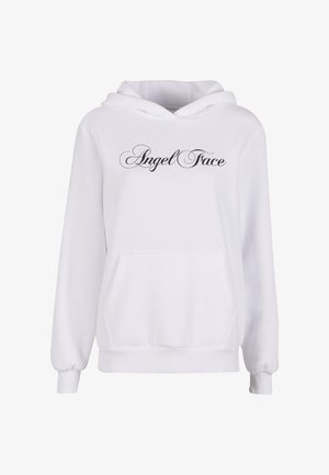 Balts kapuciugs, izgatavots no mīksta materiāla, ar priekšējo kangoru kabatu un uz krūtīm izdrukātu tekstu "Angel Face" melnā kursīvā.
