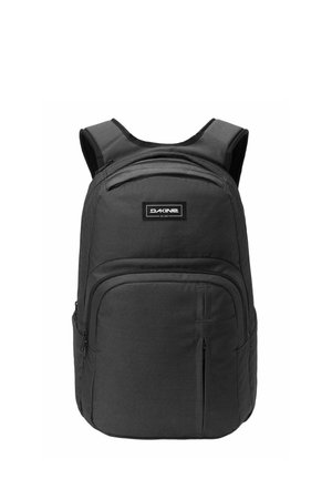 Mochila negra Dakine con tirantes acolchados, múltiples compartimentos con cremallera y una placa frontal con logotipo.