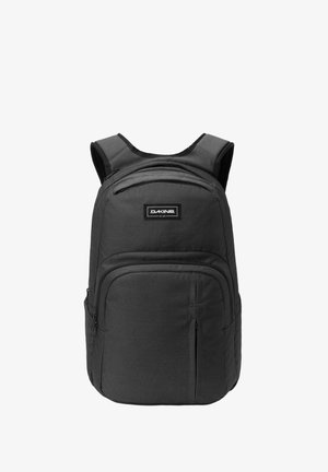 Zaino nero Dakine con spallacci imbottiti, più scomparti con zip e una toppa con logo frontale.