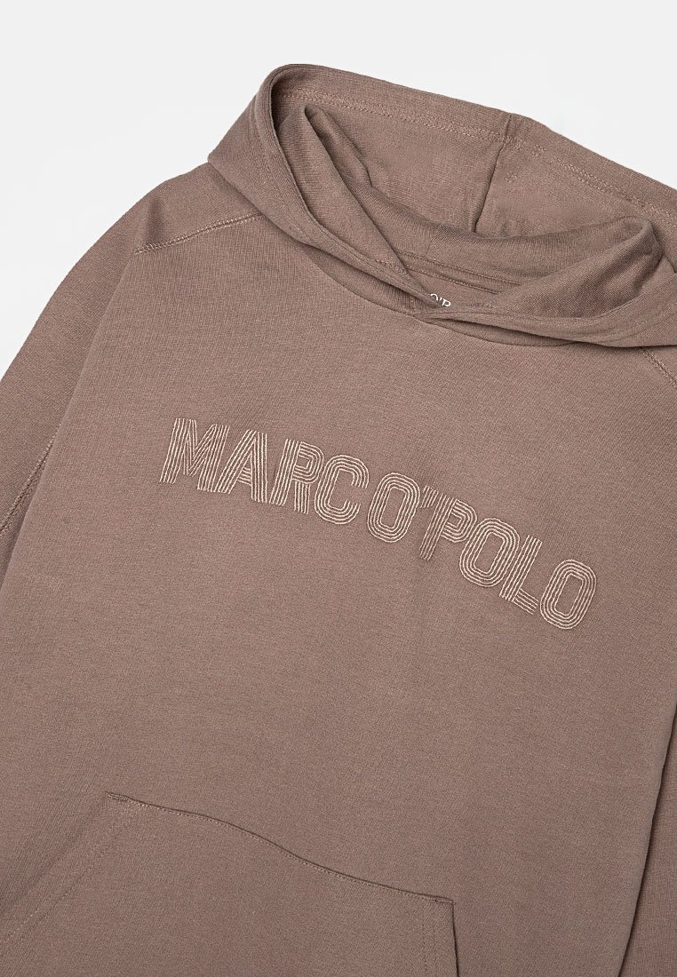 Brauner Kapuzenpullover mit einer vorderen Tasche, mit dem in kontrastierendem hellem Faden auf der Brust gestickten "MARC O'POLO". Weicher Stoff.