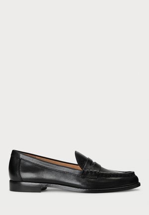 Mocassin penny en cuir noir avec petit talon, détails cousus et bout arrondi, présenté de profil sur un fond uni.