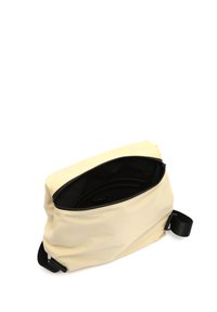 Borsa gialla, con texture morbida, dotata di chiusura a zip e interno nero. Presenta una sola tracolla regolabile per il trasporto.