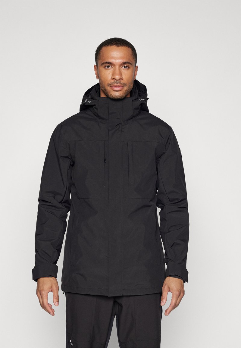 Schwarze wasserdichte Jacke mit hohem Kragen und Kapuze, ausgestattet mit zwei Brusttaschen, langen Ärmeln und geradem Schnitt.