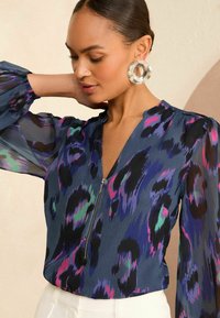 Love & Roses FRONT SHEER LONG SLEEVE- REGULAR FIT - Blúzka - blue animal
