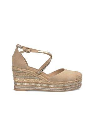Beige suède wedge espadrille met kruisbanddetail, geweven jute tussenzool, metallic accenten en een afgeronde tekening.