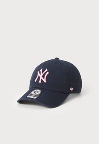 Casquette de baseball bleu marine en coton avec un logo brodé de New York en rose, bandeau réglable et visière incurvée. Présente une étiquette logo sur le côté.