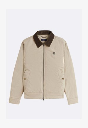 Beige jas met een bruine corduroy kraag, ritssluiting en twee zijzakken. Heeft een klein geborduurd embleem op de borst.