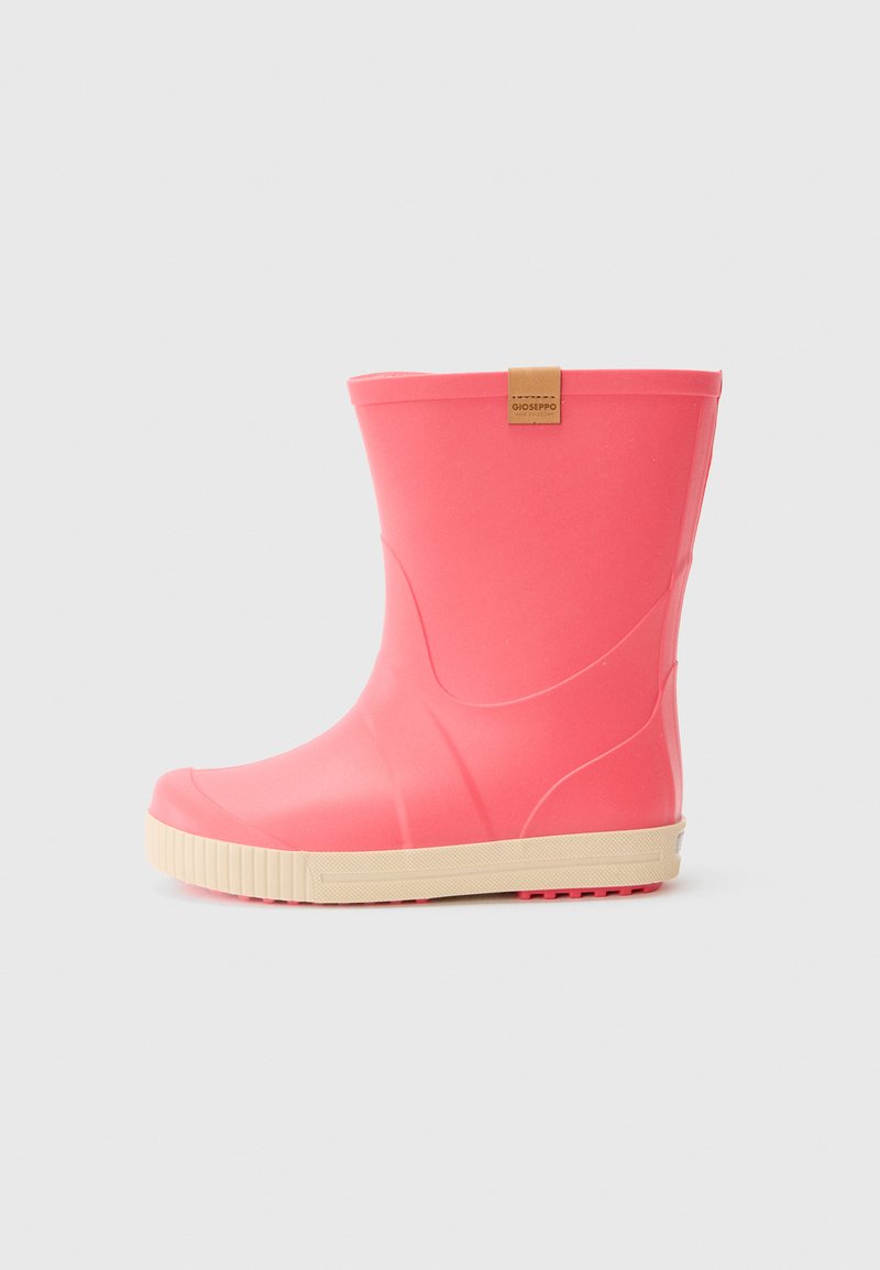 Botín de lluvia de goma rosa de altura media con suela beis y una pequeña etiqueta marrón cerca de la parte superior, sobre un fondo gris claro liso.