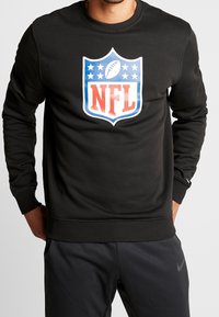 Felpa nera con un grande logo NFL in blu, rosso e bianco, con colletto e polsini a costine, realizzata in un tessuto liscio.