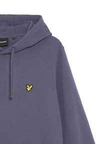 Grå hoodie i mjuk bomullsblandning, med en känguruficka, justerbar snörning i huvan och en liten gul broderad logotyp på bröstet.
