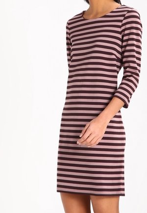 Vestido de punto a rayas con escote redondo y mangas de tres cuartos, que presenta rayas alternadas de marrón oscuro y rosa claro.