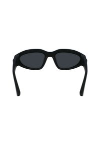 Μαύρα γυαλιά ηλίου με κομψό, οβάλ σχήμα και σκοτεινούς φακούς. Ματ φινίρισμα με ίσιες βραχίονες. Χωρίς ορατή σήμανση ή διακοσμήσεις.