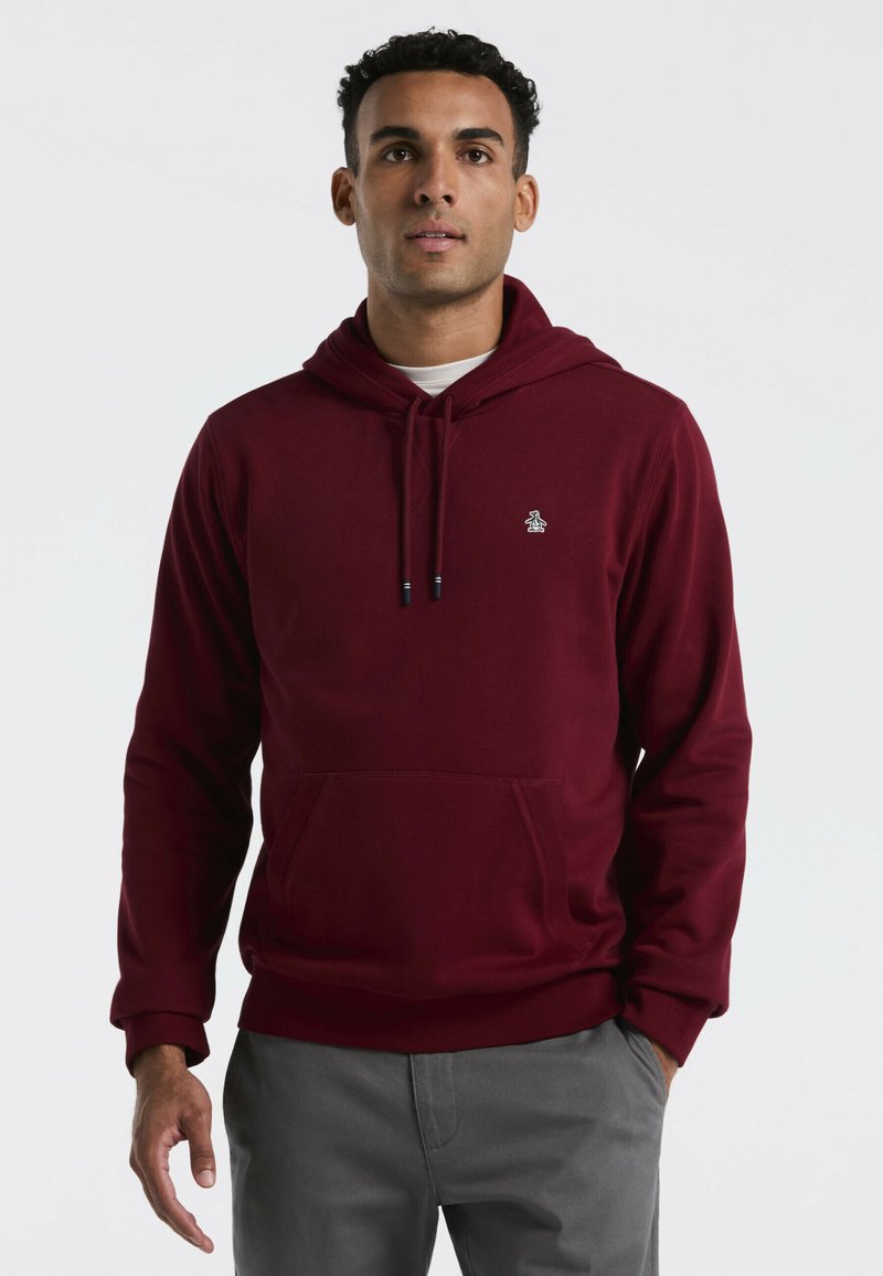 Bordeaux hoodie van zacht materiaal met een voorzak, verstelbare trekkoordcapuchon en klein geborduurd logo op de linkerborst.