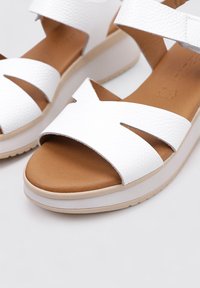Sandra Fontán Sandalias con plataforma - white