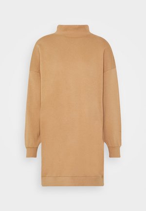 Langærmet camel-farvet strikkjole med høj krave, ribstrikkede ærmeender, sænkede skuldersømme og en lige kant.