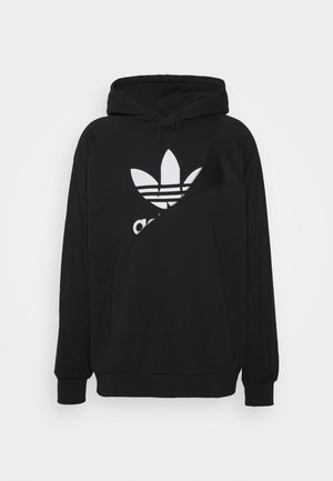 Zwarte hoodie met een groot wit adidas trefoil logo. Het snijontwerp creëert overlappende panelen aan de voorkant, met ribgebreide manchetten.