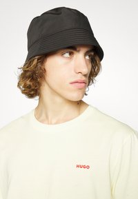 HUGO DERO - T-shirt básica - light/pastel yellow