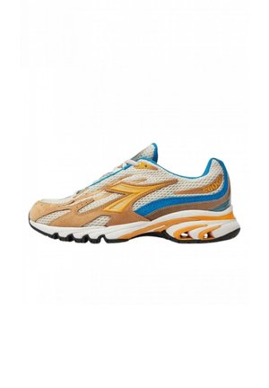 Sneaker realizzato con materiali in mesh e suede, caratterizzato da una combinazione di colori beige, blu e arancione. Design curvo con dettagli testurizzati e suola imbottita.