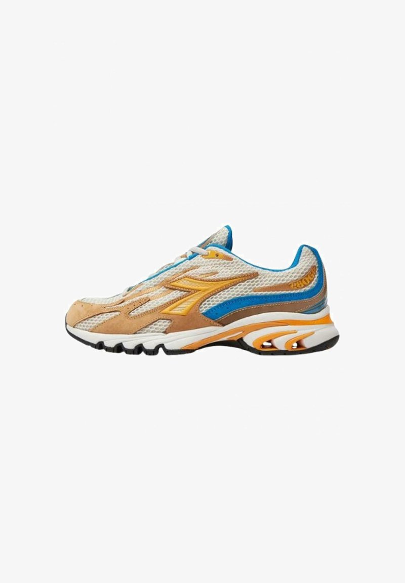 Sneaker realizzato con materiali in mesh e suede, caratterizzato da una combinazione di colori beige, blu e arancione. Design curvo con dettagli testurizzati e suola imbottita.