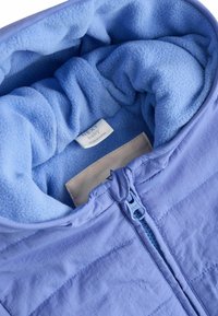 Giacca per bambini di un leggero color viola con una morbida fodera in pile blu, dotata di chiusura con cerniera e cappuccio elasticizzato per offrire calore e comfort.