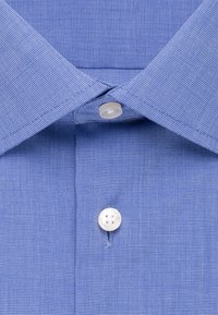 Camicia a righe azzurre chiare con colletto classico, chiusura a bottoni con bottone bianco, texture liscia e dettagli di cucitura ordinati.