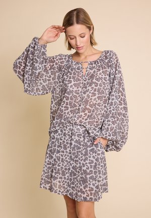 Flowy, leopardmønstret kjole lavet af letvægtigt stof; har rund halsudskæring, nøglehulåbning og lange, poufærmede ærmer.