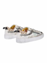 Sneakers bianchi caratterizzati da un mix di materiali testurizzati, inclusi dettagli in stampa animale, particolari brillanti e suole in gomma spessa.