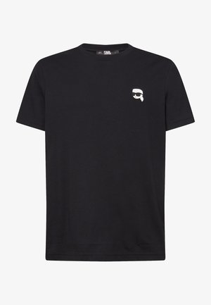 Crna pamučna majica s okruglim izrezom, kratkim rukavima i malim bijelim logotipom na lijevoj strani prsnog koša. Glatka tekstura i klasičan kroj.