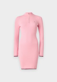 Långärmad klänning med åtsittande passform i mjukt rosa ribbat material. Har en hög krage med en fjärdedels dragkedja och kontrasterande borst vid ärmarna.