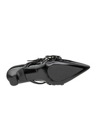 Scarpa nera con punta a stiletto, realizzata in pelle liscia, con lacci sottili e tacco a blocco. La soletta è texturizzata e lucida.
