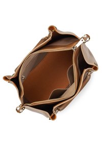 Sac à main en cuir marron avec un extérieur texturé, disposant d'un intérieur spacieux avec un compartiment zippé et une doublure lisse. Accents en métal doré.